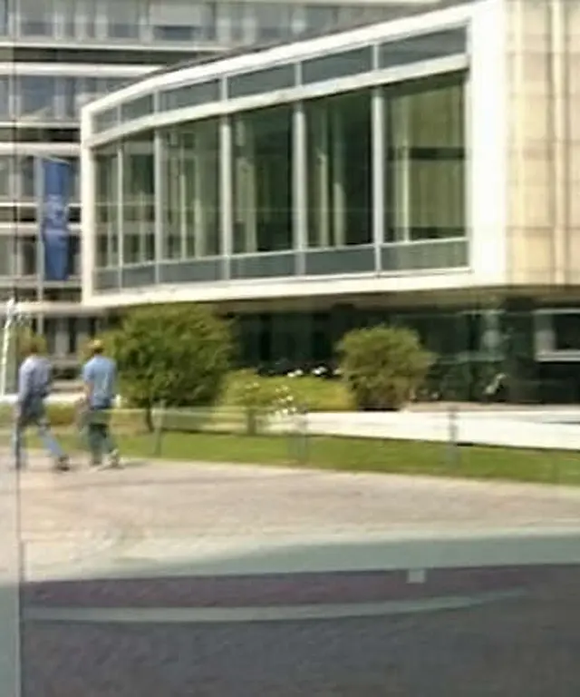 Blick auf das Gebäude der Bundesnetzagentur mit dem Bundesadler-Logo