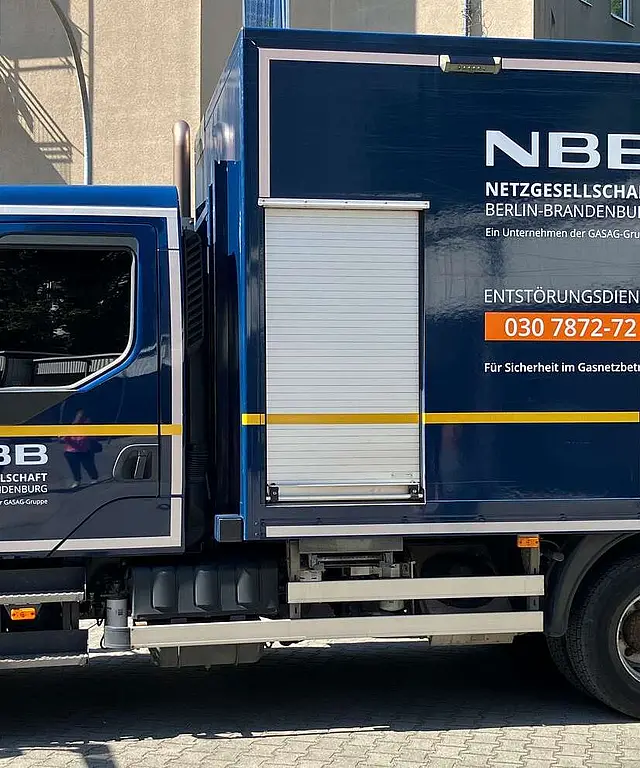 Blauer Einsatz-Lkw der NBB Netzgesellschaft Berlin-Brandenburg mit Aufschrift ‚Entstörungsdienst‘ und Telefonnummer 030 7872-72, geparkt im Freien.