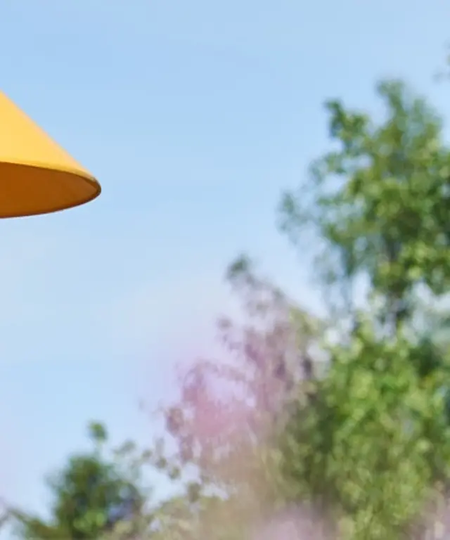 Gaswarnstation mit gelbem Gehäuse in einer grünen Umgebung