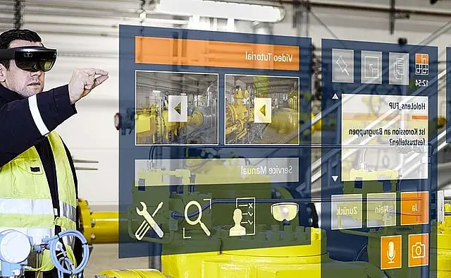 Arbeiter nutzt eine Augmented-Reality-Brille zur Fernwartung in einer industriellen Umgebung