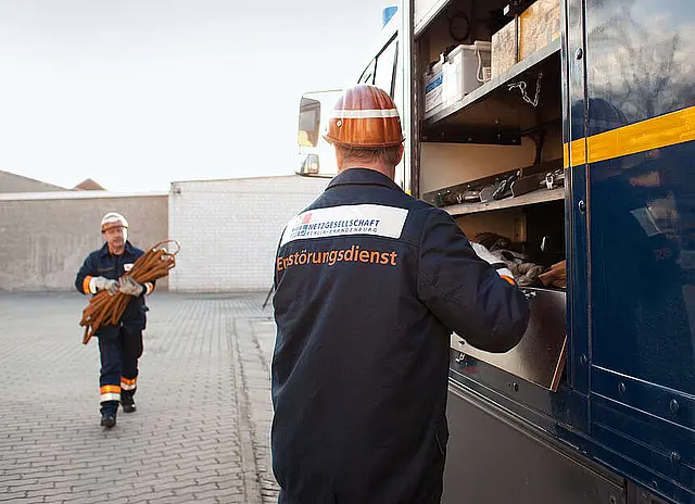 Mitarbeiter des NBB-Störungsdienstes bei der Arbeit an einem Einsatzfahrzeug