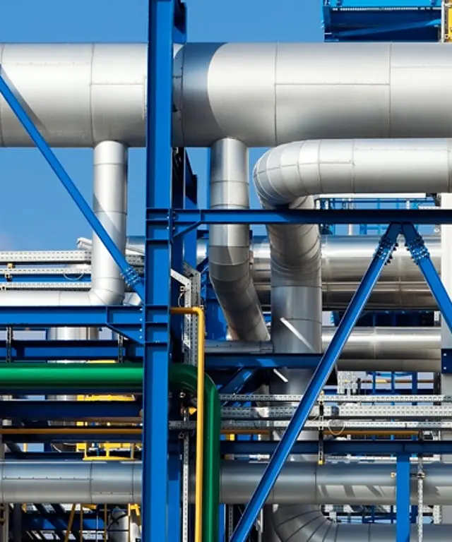 Detailansicht eines industriellen Rohrsystems mit verschiedenen Rohren und Stützstrukturen