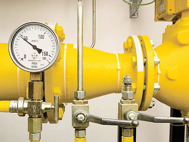 Druckmesser an einer gelben Gasrohrleitung